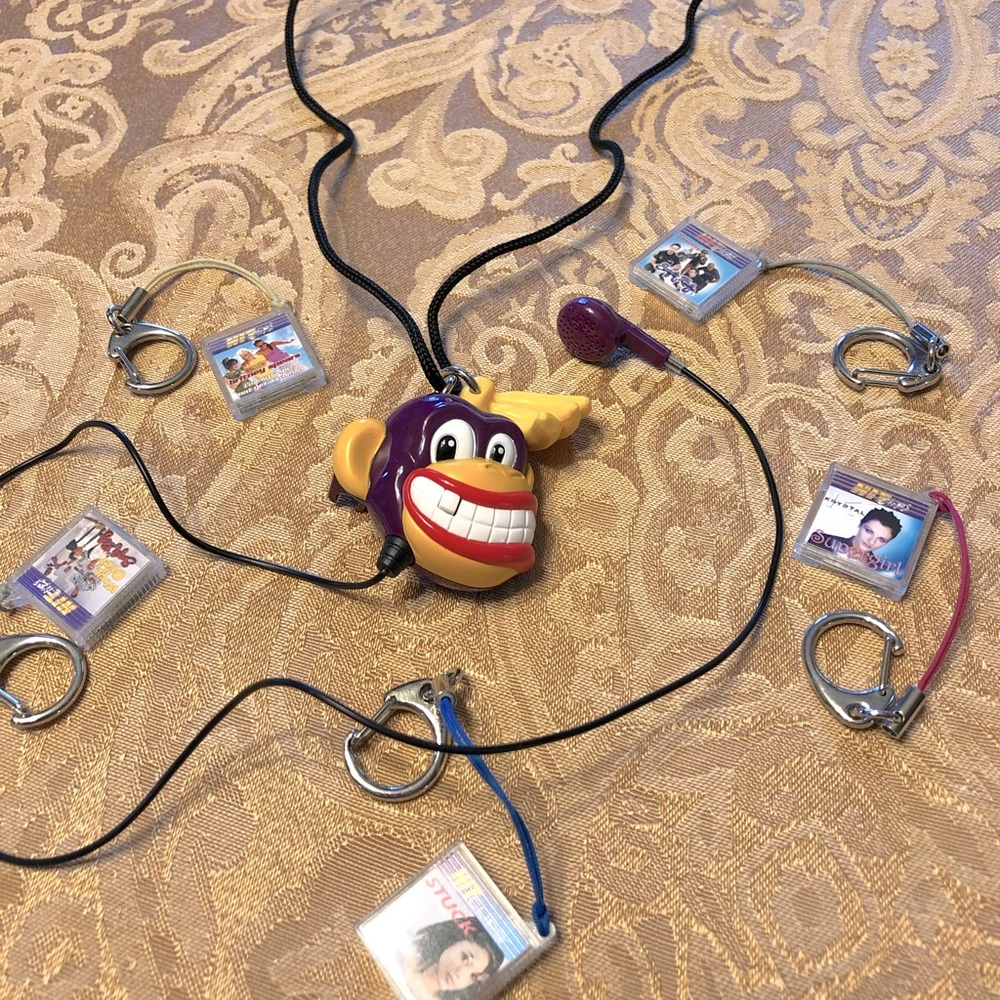 Vintage 90s Hit Clips with music player